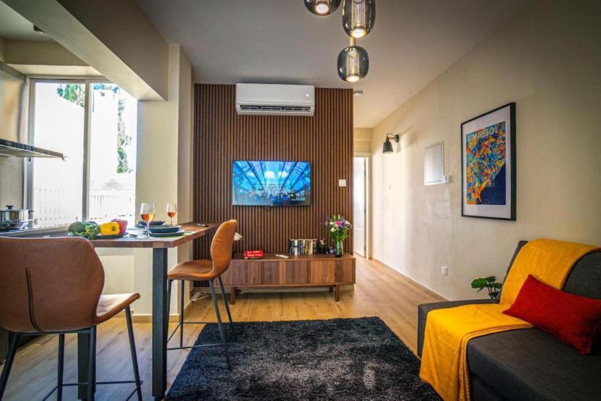 Stylish Newly Renovated Flat, 250 Meters From The Beach, Location With Free Parking *