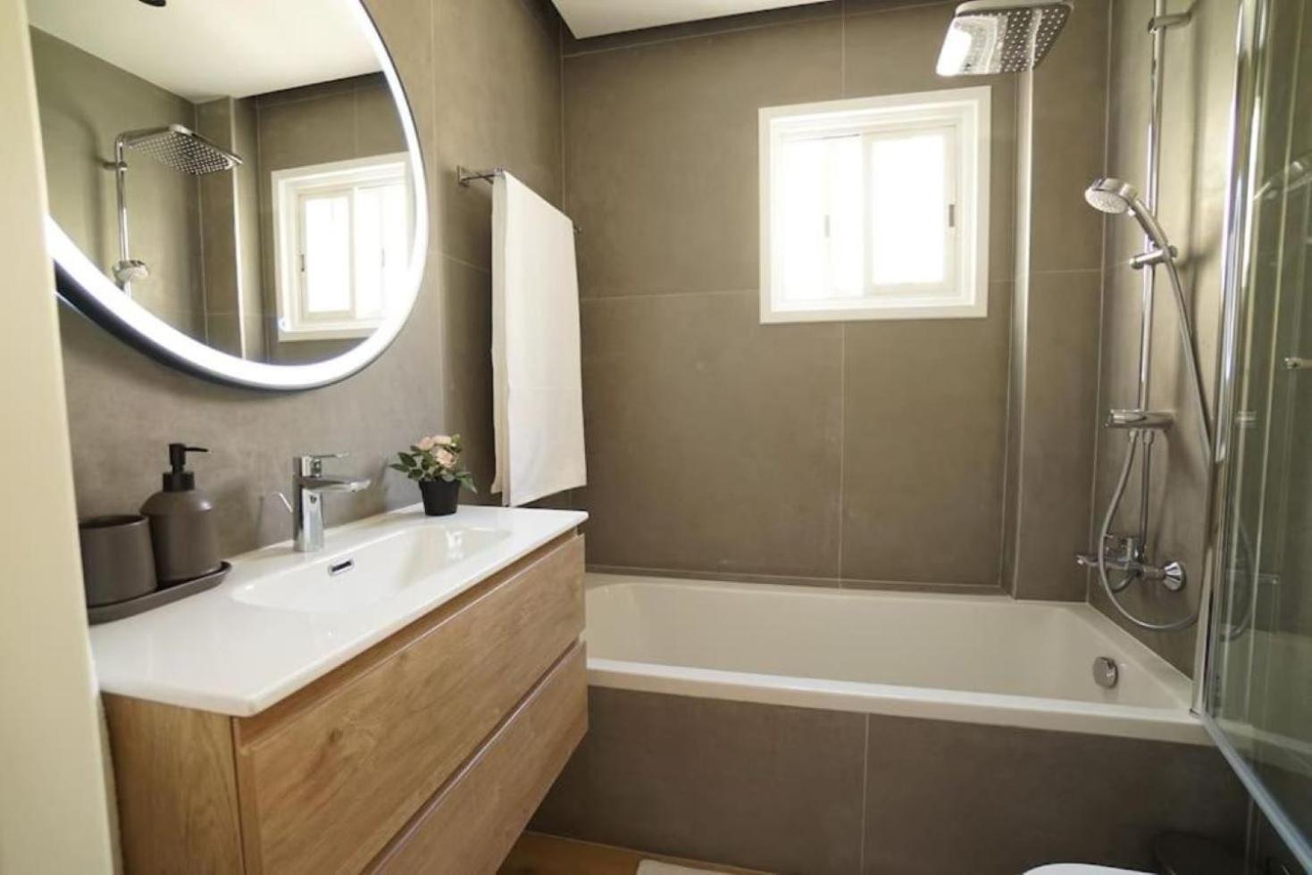 Апартаменти Stylish Newly Renovated Flat, 250 Meters From The Beach, Location With Free Parking