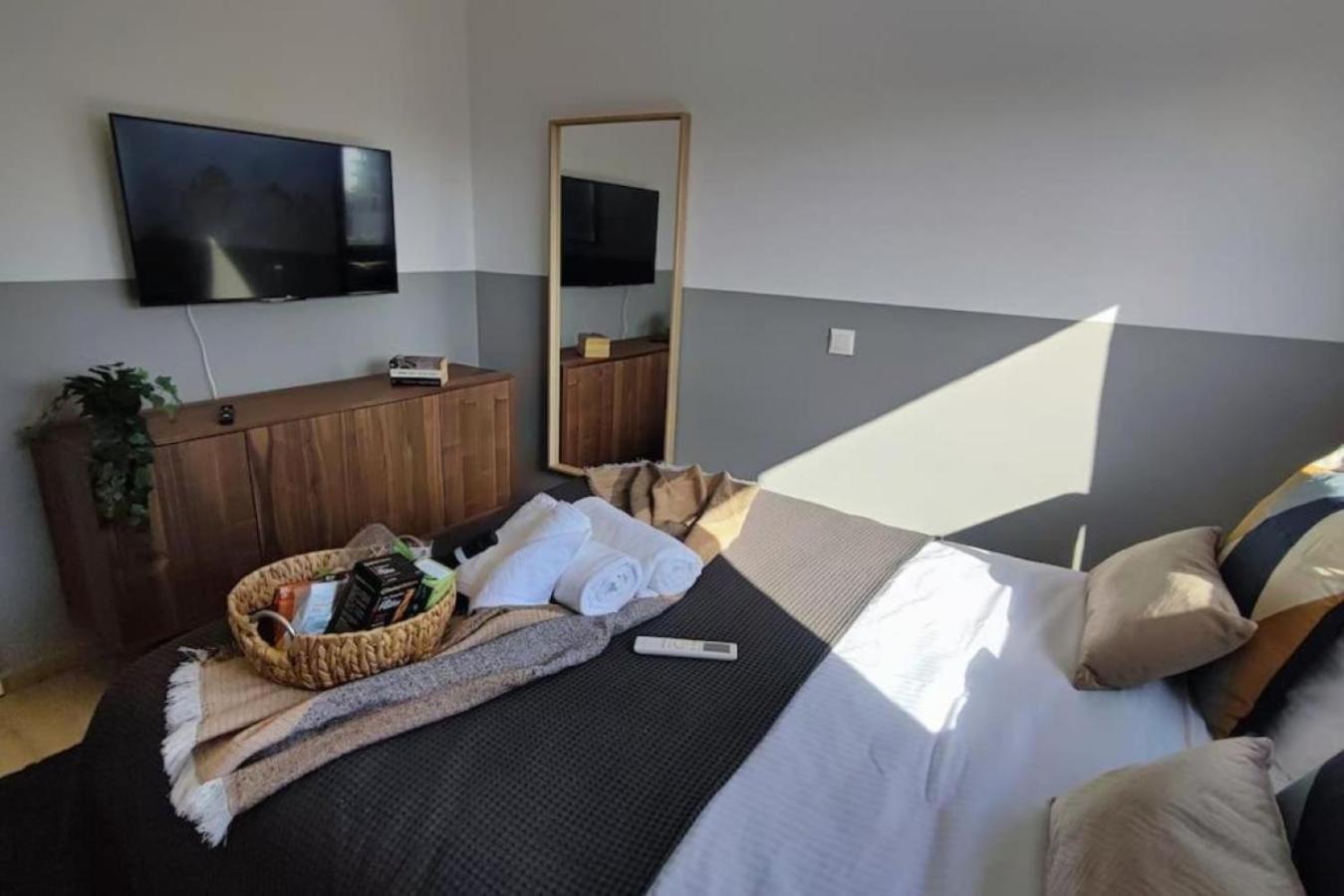 Апартаменти Stylish Newly Renovated Flat, 250 Meters From The Beach, Location With Free Parking *